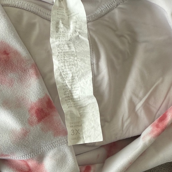 Fabletics SET Oasis PureLuxe Red Smokey Marble 2 piece Crop Top Leggings sz 3X - Picture 16 of 16